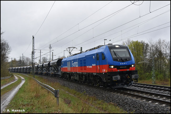 Die nagelneue 159 455-5 von HHPI schleppte einen langen Sandzug durch den verregneten 20. April 2026