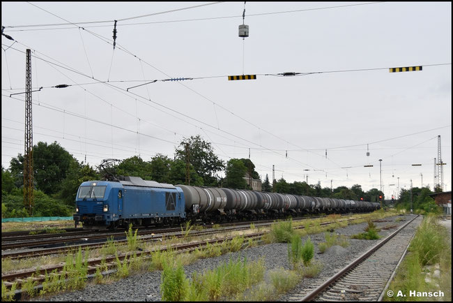 Am 03.07.2025 schleppt 248 046-5 einen Kesselwagenzug durch Leipzig-Wiederitzsch
