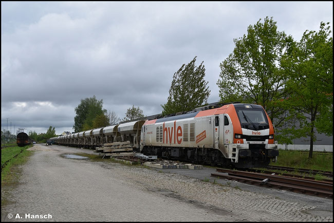 Keine 3 Jahre später, am 11. Mai 2026 gehört die Lok der HVLE. Im Chemnitzer Südbahnhof treffe ich sie bei der Verladung von Schotter von Schiene auf Straße an