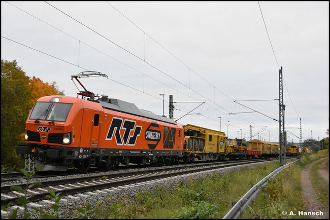 Bei grenzwertigen Lichtverhältnissen konnte am Abend des 11.10.2025 in Chemnitz-Furth die RTS 248 095-2 mit Bauzug fotografiert werden