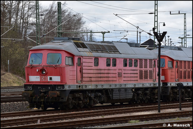 233 076-9 steht am 07. April 2022 als eine von vier 233ern am AW Chemnitz. Die Loks sind nach Bulgarien verkauft worden