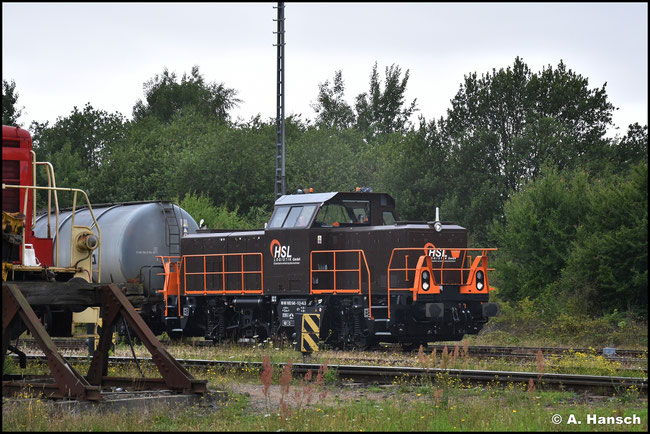 1002 045-5 überrascht mit Kesselwagenzug, während ich gerade erst mit dem Auto zum Stehen kam (08. Juli 2022, Rostock-Seehafen)