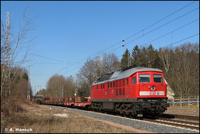233 525-5 schleppt am 22. März 2022 den EZ 51621 durch Oberlichtenau gen Chemnitz