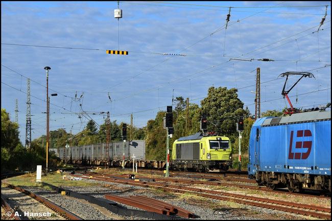 248 053-1  begegnete am 30.09.2025 der LEG 192 017-2 in Leipzig-Wiederitzsch