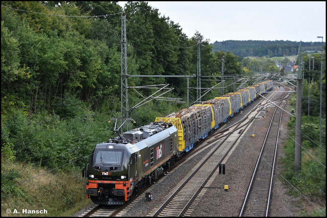 159 271-6, die dritte "EuroDual" im Bestand der Netzwerkbahn Sachsen, brachte heute einen Holzzug aus Pockau-Lengefeld nach Chemnitz. Am Abend des 09.09.2025 konnte ich den zweiten Zugteil in Niederwiesa dokumentieren