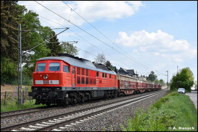 Am 10. Mai 2022 donnert 233 176-7 mit Übergabe aus Freiberg durch Grüna bei Chemnitz