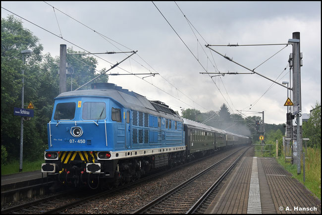 Man hätte kaum für möglich gehalten, die Lok je wieder zu sehen. Doch am 02.06.2024 war es soweit, als die als "07-450" beschriftete Maschine einen Sonderzug nach Stuttgart nachschiebt. In Bulgarien wurde die Lok "wiederbelebt" und fand den Weg zurück