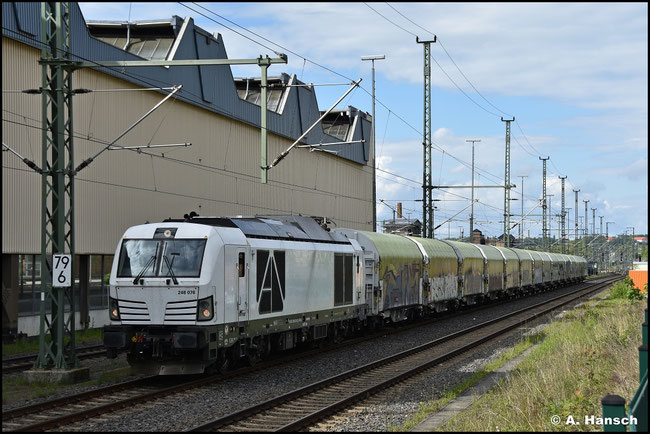 Auch in weiß kommt 248 076-2 daher, die am 20. Mai 2026 für ITL einen Stahlzug in Chemnitz Hbf. bespannt