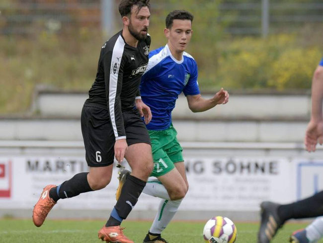 Timothy Wellenreuther (rechts, hier im Laufduell mit Pavlos Sidiropoulos) schoss die Viernheimer zum überraschenden Sieg gegen den SV Enosis. © Nix