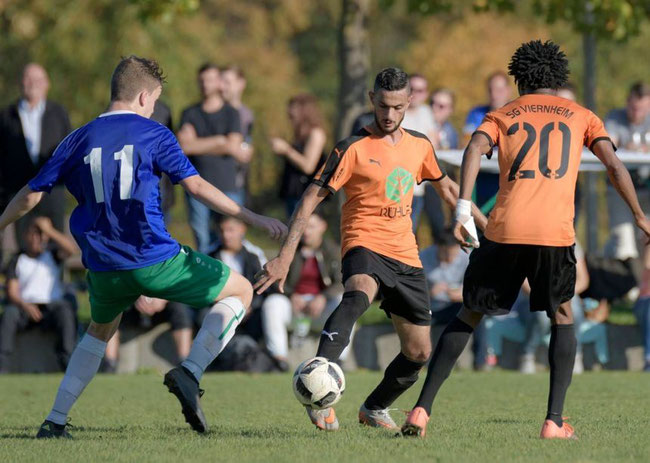 Im Stadtderby versucht Laurenz Baaß (l., TSV Amicitia), sich gegen den 1:0-Torschützen Hussin al Nemr und Mousar Sarr von der SG Viernheim durchzusetzen. Das Spiel endete 1:1-Unentschieden. © Nix
