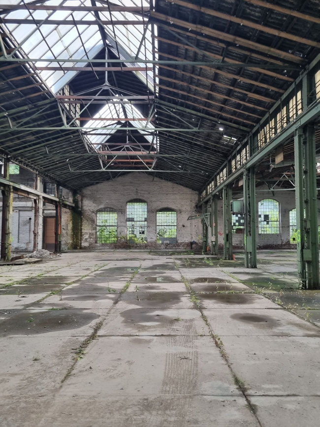 Blick in die denkmalgeschützten Lokhallen: Die hohen Fenster sorgen für eine eindrucksvolle Lichtdurchflutung und lassen den historischen Charakter des Gebäudes deutlich erkennen