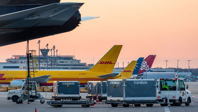Freighters lining up at CGN, among them Cargolux  -  photo © Matthias Heinekamp