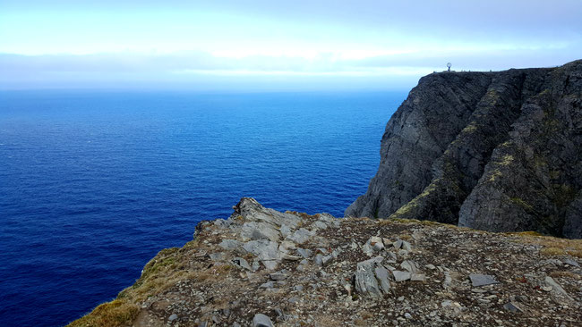 Blick von der Steilklippe auf das Nordkapp in Norwegen mit Strahlendem Wetter