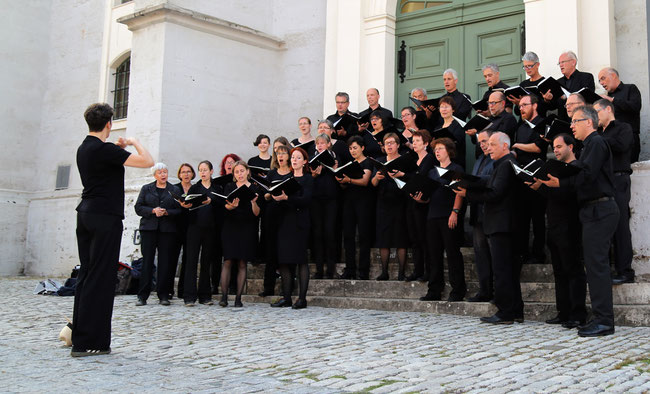 Das Bonner Vokalensemble vor der Herderkirche in Weimar 2017. Foto: Bonner Vokalensemble 