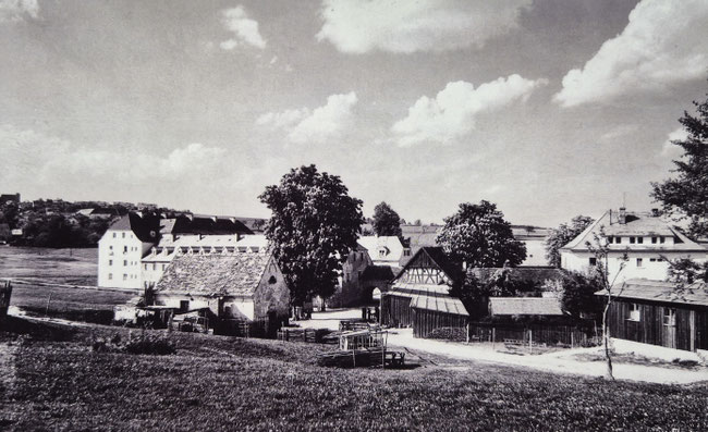 Ansicht des Schlosses von Westen. Im Vordergrund die ehemalige obere Schlossmühle. Das Foto stammt aus den 1950er Jahren.