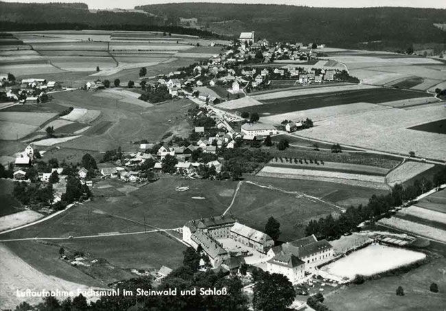 Fuchsmühl mit dem Schloss im Vordergrund um 1950