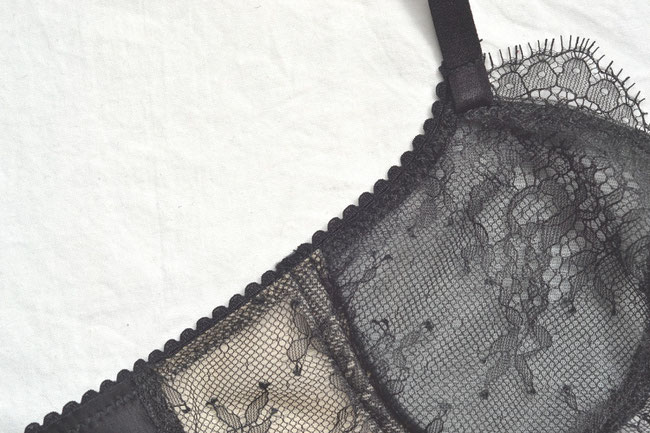 Et ici en bordure du dessous de bras d'un soutien-gorge