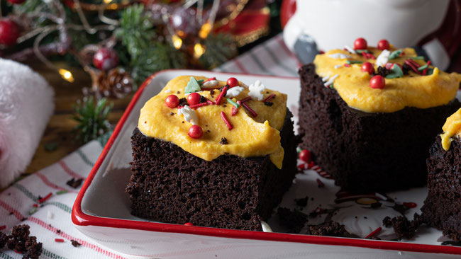 Bohnen Brownies mit Karottencreme aus dem Film Christmas Chronicles 2 - Weihnachten, weihnachtsfilme, weihnachtsrezepte, weihnachtsdessert, weihnachtsrezept, brownies, backen, glutenfreie brownies, gemüse dessert, vegetarisch