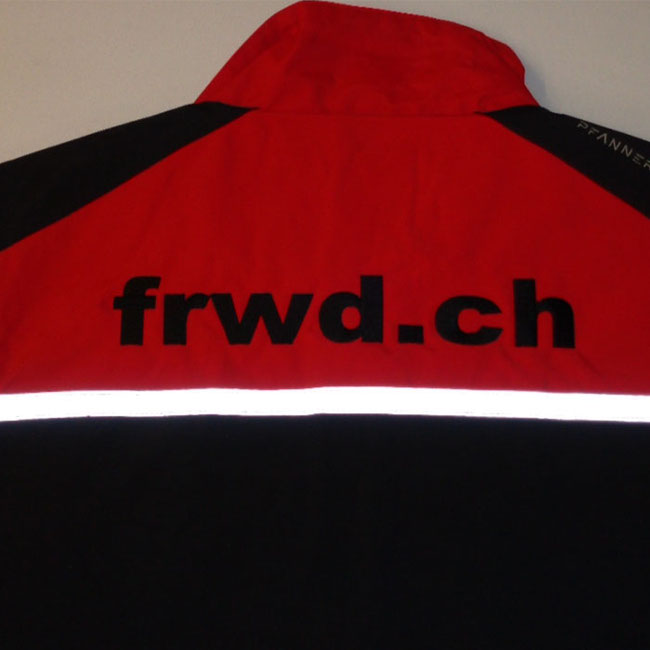 Arbeitsjacke mit Firmen Logo gestickt auf der Rücken. So sieht die Stickerei auch Edel aus