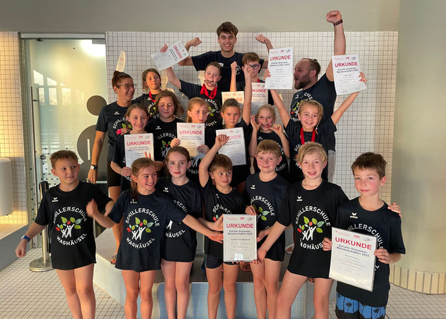 Schwimmmeisterschaften im Fächerbad Karlsruhe. Die Schillerschule erreicht einen erfolgreichen 3. Platz beim Staffelschwimmen.