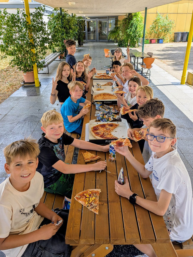 Kinder essen Pizza