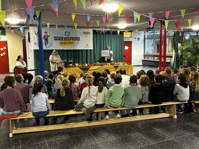 Gruppe Kinder auf einer Bank.