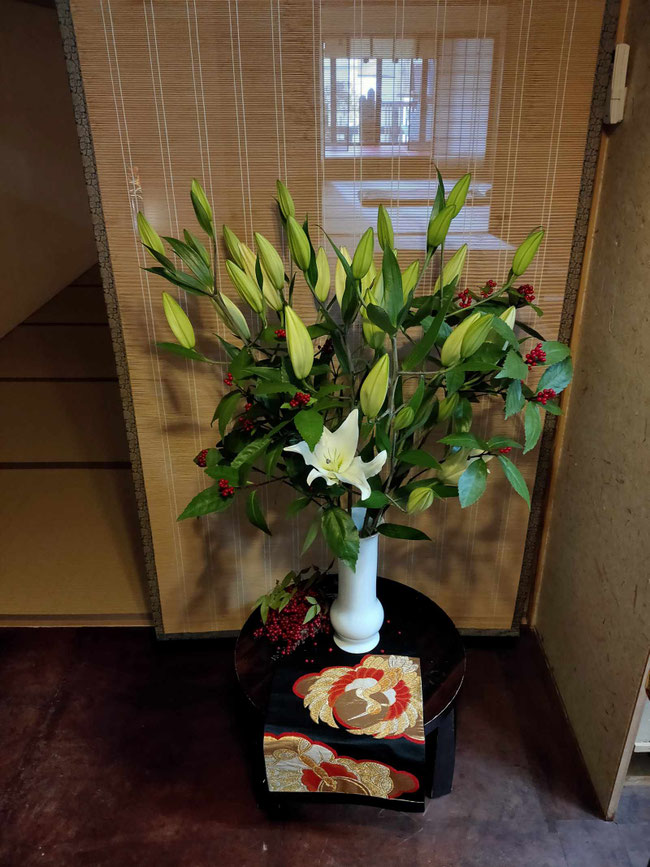 毎月お客さまからいただくオリエンタルリリー。お正月ということで千両とあわせます。