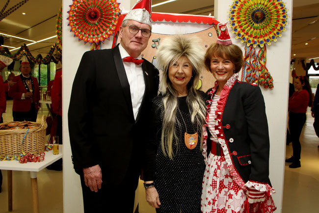 Auf dem Foto von links nach rechts: Landrat Sebastian Schuster, Renate Frohnhöfer, Margret Schuster (Foto: Gerd Linnartz)