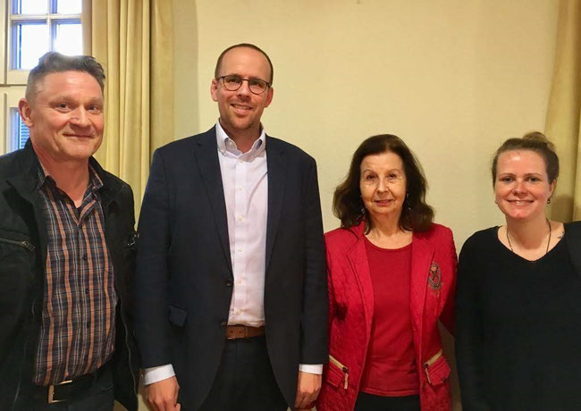 Von links nach rechts: Stefan Franken, Leiter des Familienamtes, Jörn Freynick MdL, Renate Frohnhöfer und Sonja Wandke, Leiterin des KIWI-Kindergartens