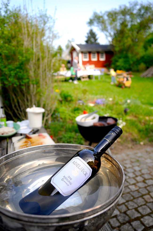 Adelseck Riesling an einem lauen Frü-Sommerabend in Hamburg-Blankenese. Dazu auf dem Weber Grill brutzeln und am Schwedenhaus sitzen. Was will man mehr.