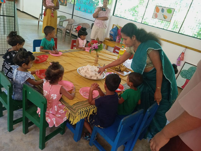 Erzieherin Geetha, Kindergartenkinder und Auszubildende
