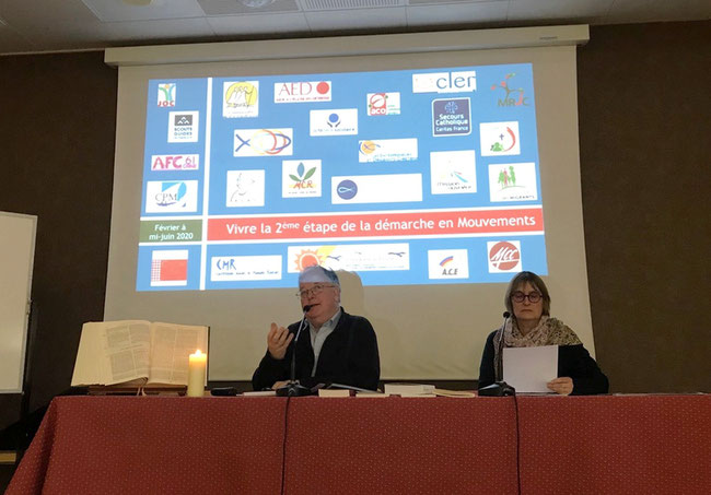 À l’estrade P. Philippe Pottier, vicaire général et Nicole Fournier, responsable du service diocésain de la catéchèse, qui fait aussi partie du « PAF » (mais oui, les délicieuses abréviations dans l’Eglise !!) : le Pôle Animation de la Foi.