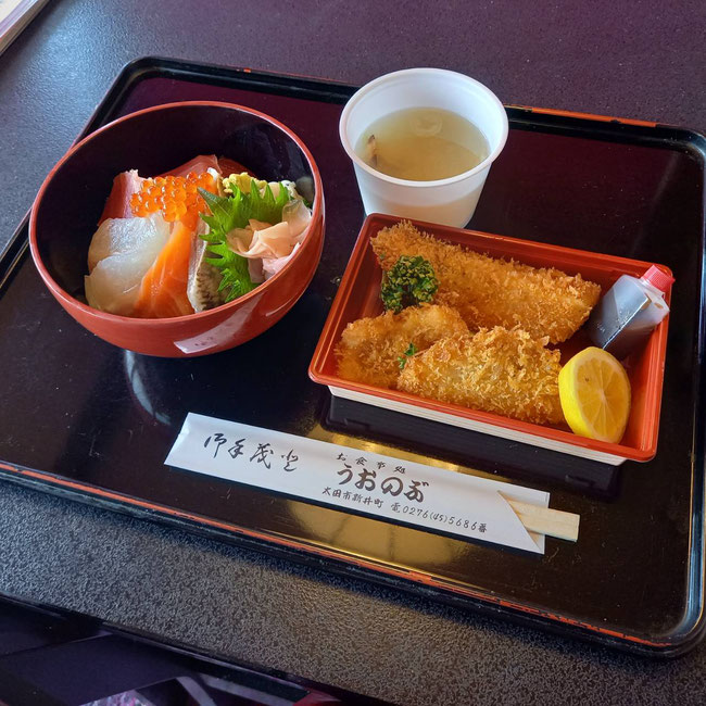 会議用の海鮮丼弁当(揚げ物おかず付き)