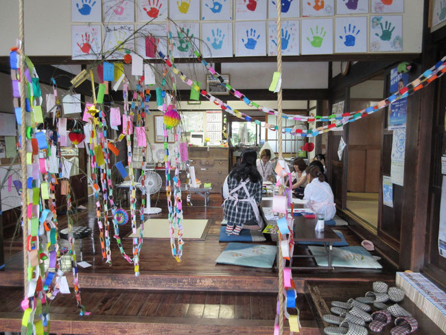 2014年7月8日に作新学院大学の学生たちと一緒にひよこの家を訪問したときの様子。土間から板の間に上がり、囲炉裏もある古民家。おじいちゃん、おばあちゃんの家に遊びにきたように安らぎ、温かさを感じます。アロマの香り漂うなか、いつもわいわいにぎやかに作品を作ります。※写真に写っているのは大学生です。通級生は写り込んでいません。
