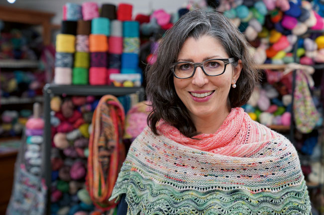 Ain Wünsch, Designerin und Künstlerin, inmitten von ihrem farbenprächtigen Wollparadies.