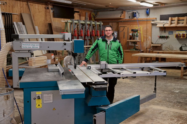 Holzbau-Polier Dieter Staudacher in der Zimmerei-Werkhalle, die auch für Schreinerarbeiten eingerichtet ist.