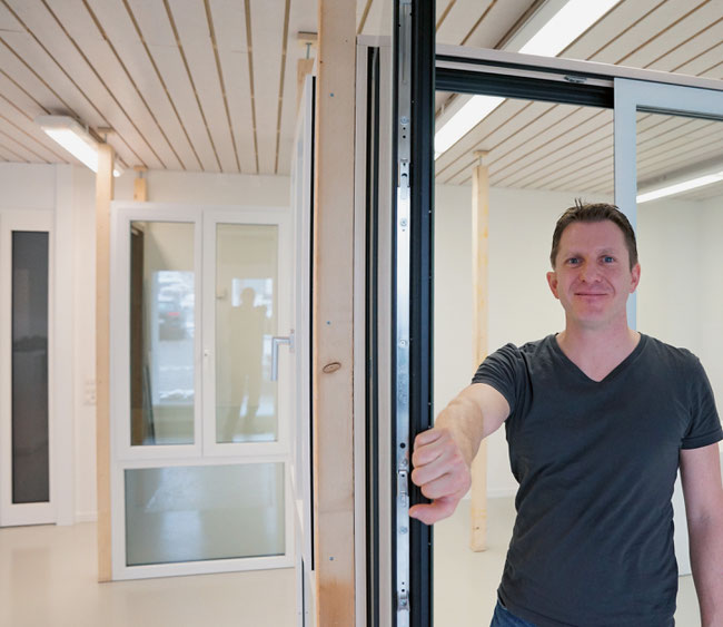 Sandro Domeisen präsentiert neuste Schweizer Produkte von Fenstern und Türen im neuen Showroom in Mülligen.