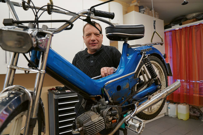 Rolf Bugmann repariert in seiner Werkstatt ausschliesslich Occasionsvelos und -mofas.