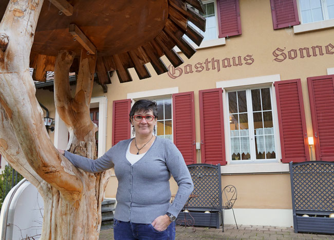 Astrid Näf setzt auf Kartoffeln für Pommes Alumettes, Salat und Gemüse aus dem elterlichen Garten.