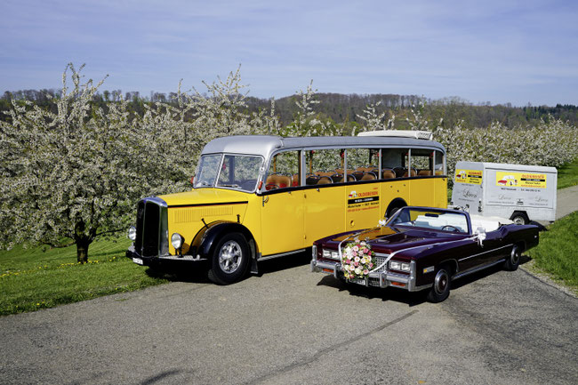 Der ganze Stolz vom postautofahrenden Löwen-Wirt in Herznach, Marcel Suter: Der Saurer-Oldtimer und der Cadillac Eldorado.