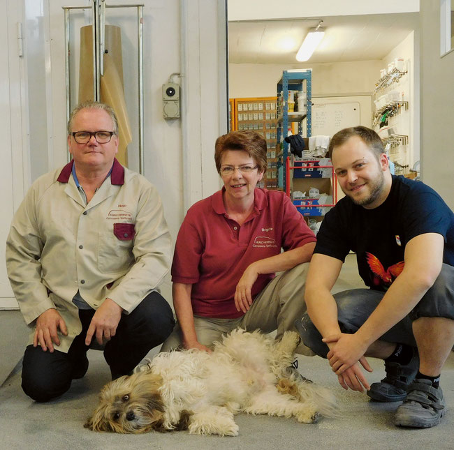 «Lackieren ist noch Handwerk», sagt Lackierermeister Hugo Herrsche, Spritzwerk und Carrosserie in Stein, auf dem Bild mit Gattin Brigitte, Philippe Wittlin und «Firmenmaskottchen» Zidane.