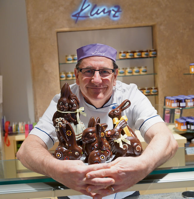 Mit Herzblut Konditor- und Confiseurmeister: Adrian Schneider und «seine» Schoggihasen im Hauptgeschäft von «kunz – the art of sweets» in Frick.