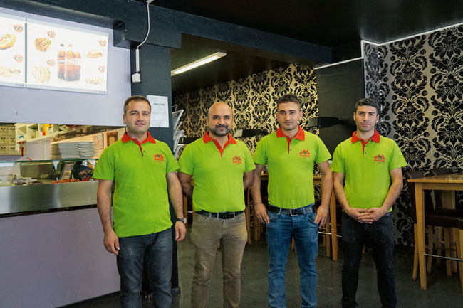 Betreiber Mahmut Suvakci (2. v. links) und seine Kurierdienstmitarbeiter im Melo Pizza & Kebap in Frick.