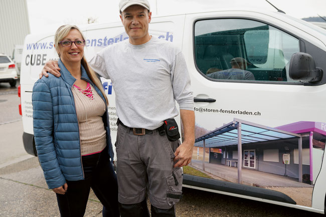 Storen-Monteur und exklusiver Somfy-Steuerungsexperte im Fricktal Mario Vergara mit Gattin Andrea in Stein / Werkstatt Sisseln.