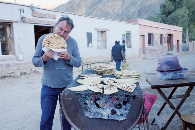 «Reisen heisst Natur, Kulturen und Menschen begegnen», sagt Franz Häseli, auf dem Bild beim Fladenbrotknabbern bei Aymara-Indianern.