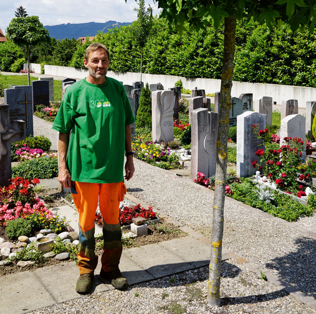 Bei der Erdbestattung wird die verstorbene Person inklusive Sarg auf dem Friedhof beigesetzt.
