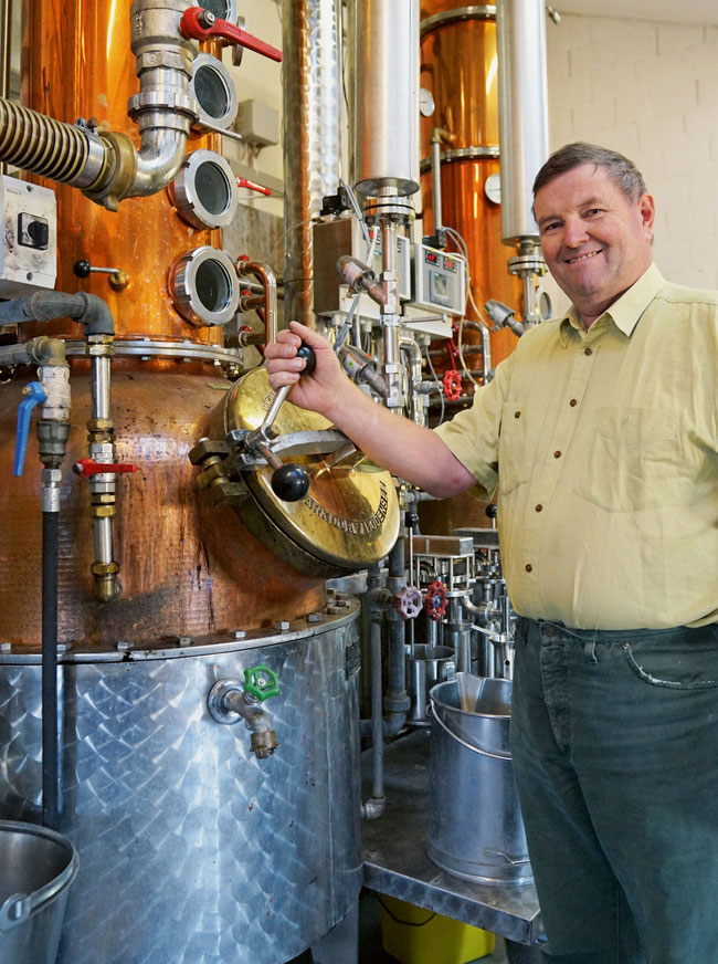 Spezialitäten- und Kundenbrenner Viktor Schwaller bei den revidierten und automatisierten Brennhäfen.