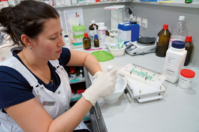 Pelikan-Apothekerin Michaela Loosli bei der Wirkstoffdosierung von Kapseln nach eigener Rezeptur.