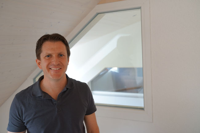 Jungunternehmer Sandro Domeisen kontrolliert neu montierte Fenster in Kunststoff in einem Zweifamilienhaus in Ittenthal.