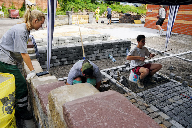 Fricktaler Gärtnerlehrlinge beim Errichten der Dauer-Gartenausstellung an der Ziegeleistrasse 13 in Frick.